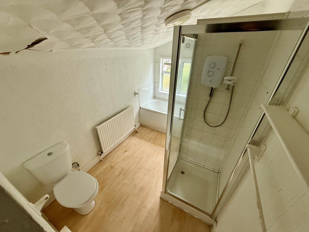 Lot: 133 - MID-TERRACE HOUSE FOR REFURBISHMENT - Bathroom with shower and W.C.